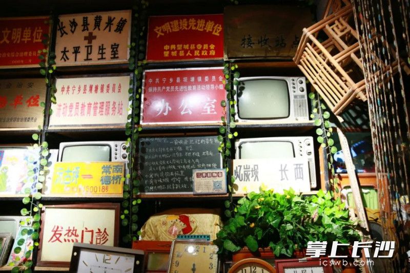 黑白电视机和各类招牌集结。
