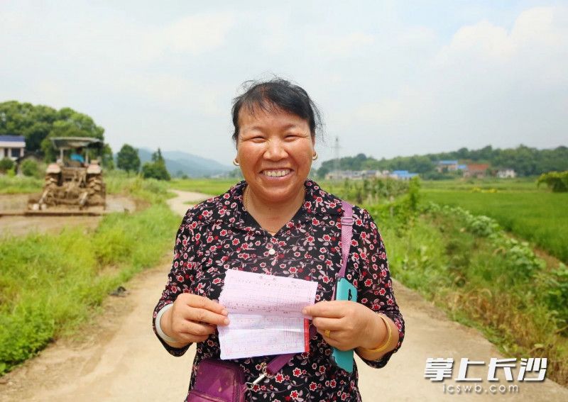“目前，45吨稻谷变成了现金。”周平香脸上洋溢着丰收的喜悦。图片均为长沙晚报全媒体记者 贺文兵 通讯员 周思慧 摄影报道