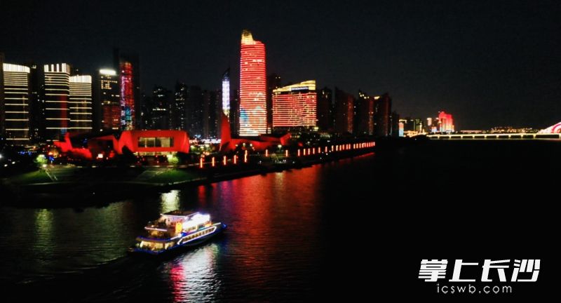 游轮载着优秀党代表们穿行于灯光绮丽的“一江两岸”，领略开福区越夜越美丽的魅力。通讯员 刘润泽 摄