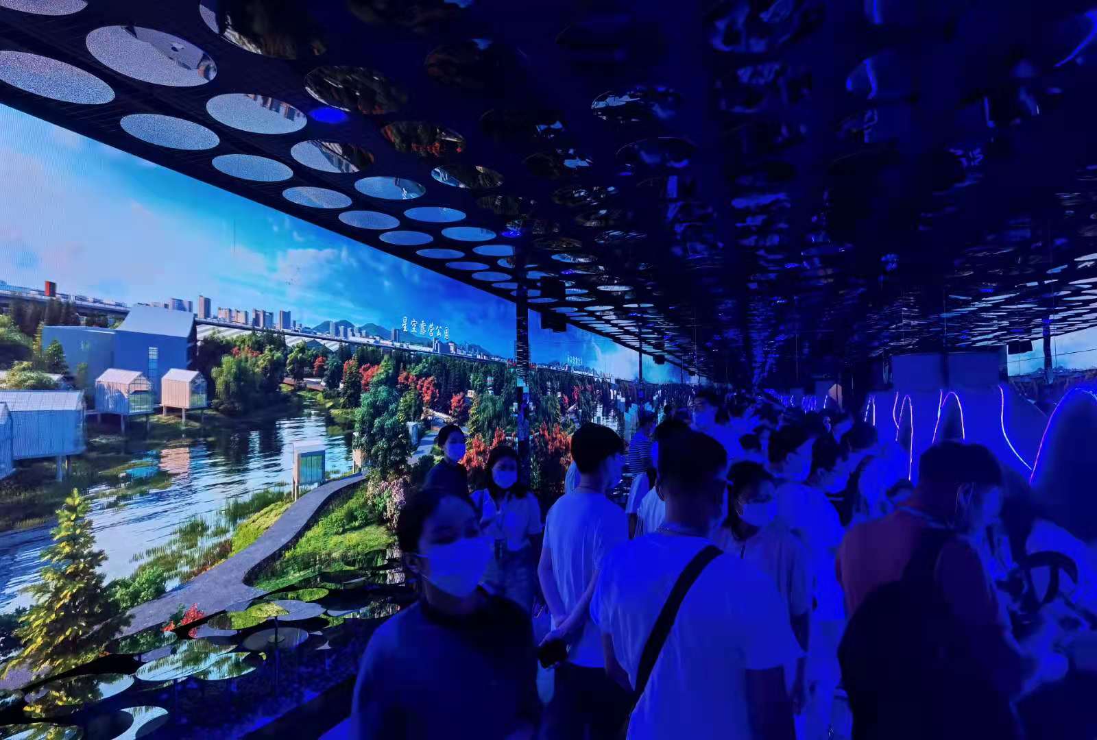 在海归小镇展示厅，大家饶有兴趣地了解项目建设情况特别是招贤纳士的力度。