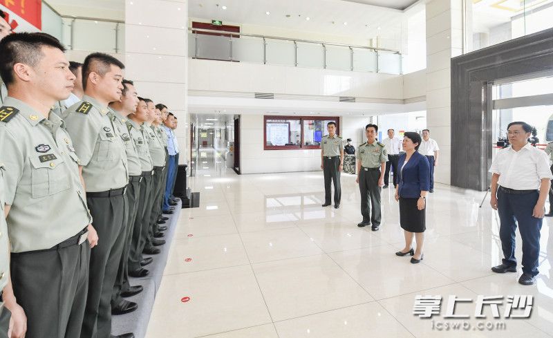 吴桂英慰问长沙警备区官兵。长沙晚报全媒体记者 余劭劼 摄