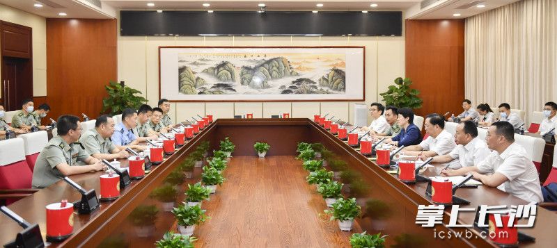 吴桂英来到国防科技大学与校领导交流。长沙晚报全媒体记者 余劭劼 摄