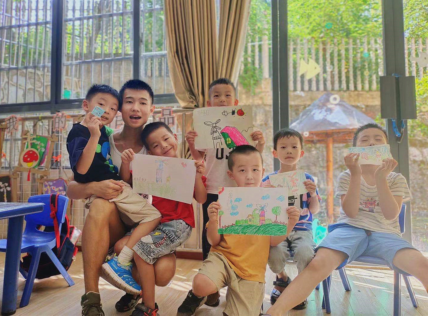孩子们展示在志愿者指导下完成的美术作品。均为长沙晚报通讯员 李淼琪 供图