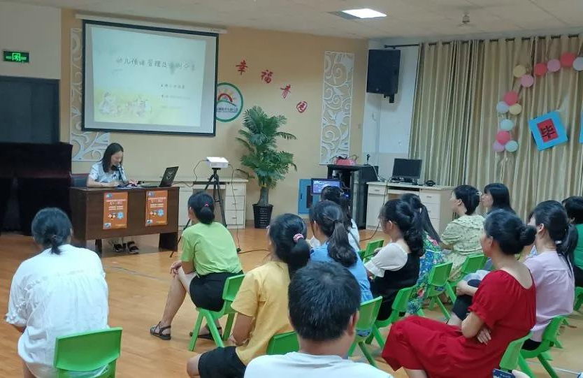 为当地村民举行“儿童情绪管理及正向赋能”讲座。