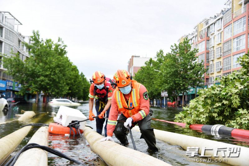 7月29日上午，长沙消防跨区域增援队伍在卫辉市人民路排涝点开展排涝作业。长沙晚报全媒体记者 刘琦 摄
