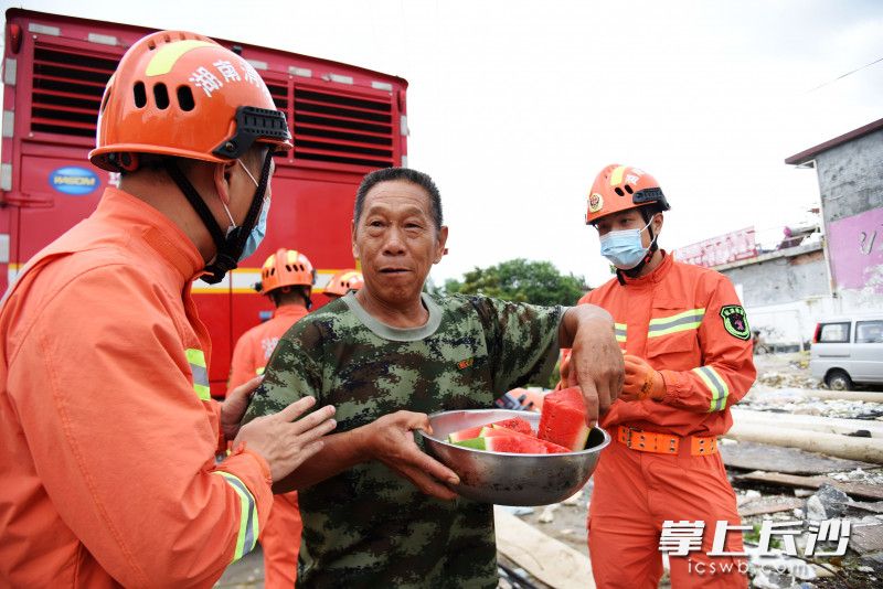 当地居民代先生送来西瓜，消防员委婉拒绝。长沙晚报全媒体记者 刘琦 摄