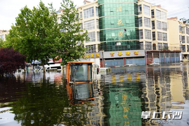 当前，卫辉市城区水位有所下降，但排水形势依然严峻。长沙晚报全媒体记者 刘琦 摄