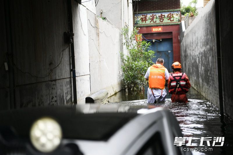 消防员用救生艇护送崔文元回家取消毒喷雾器。长沙晚报通讯员 唐雄杰 全媒体记者 刘琦 摄影报道