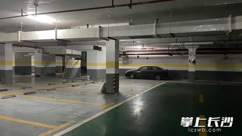 记者在该小区地下停车场看到，有大量停车位仍然处于闲置状态，地上积满了灰尘，似乎很久都没有车辆停放。