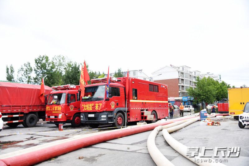长沙消防两台排涝车开足马力，持续为卫辉市城区排涝。长沙晚报全媒体记者 刘琦 摄