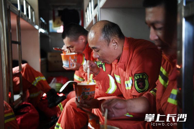 宿营车上，消防员通宵排涝后吃泡面，这是他们迟到的早餐。长沙晚报通讯员 唐雄杰 全媒体记者 刘琦 摄影报道