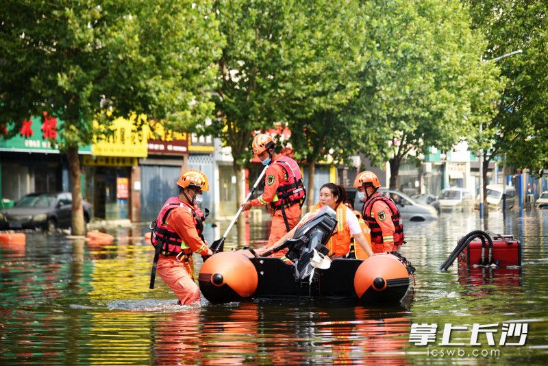 在人民路上，消防指战员将回家取药的三位市民转移至安全地带。长沙晚报全媒体记者 刘琦 摄