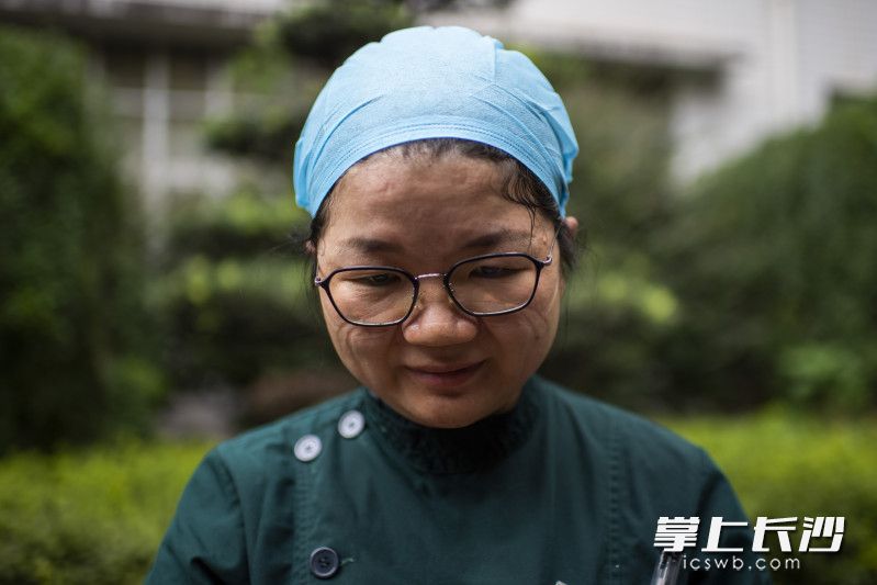 刚刚脱下防护服，一名护士脸上挂满了长时间戴着口罩的印子。均为长沙晚报全媒体记者 黄启晴 郭雨滴 摄影报道