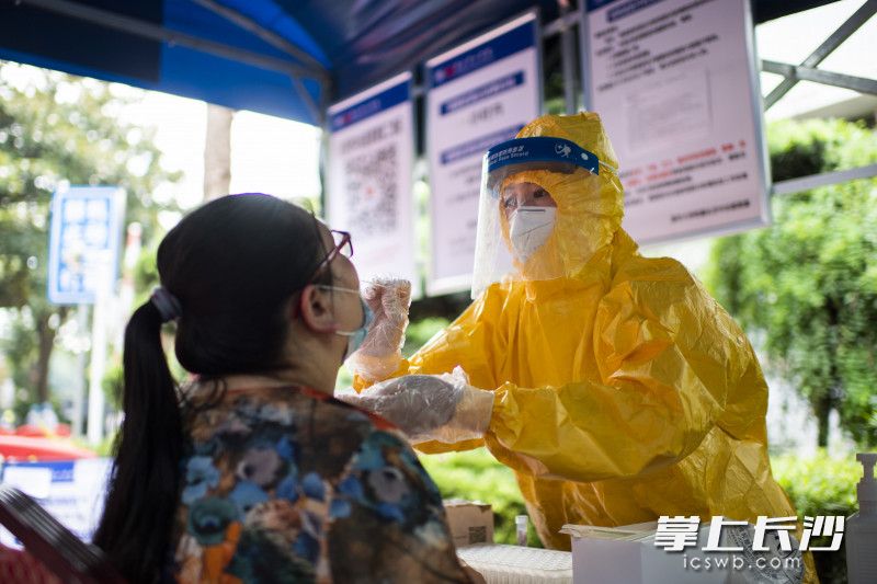 为了加快采集速度，医护人员在室外进行核酸鼻咽拭子的采集。