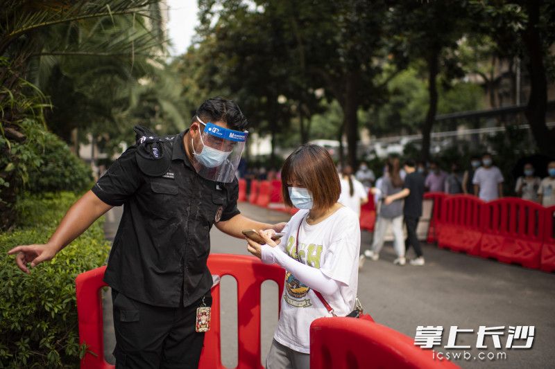 为了维护秩序，安保人员崔泓哲身上已经布满了汗渍。