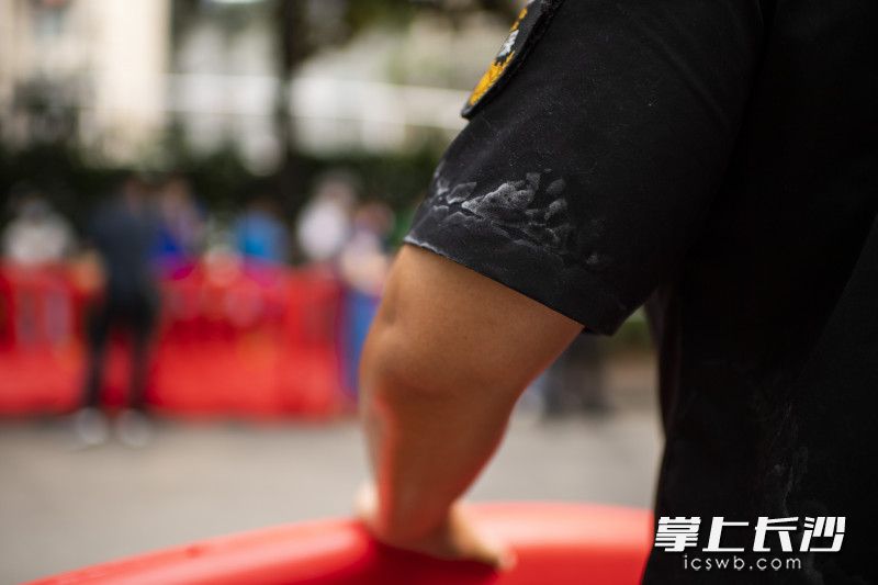 为了维护秩序，安保人员崔泓哲身上已经布满了汗渍。
