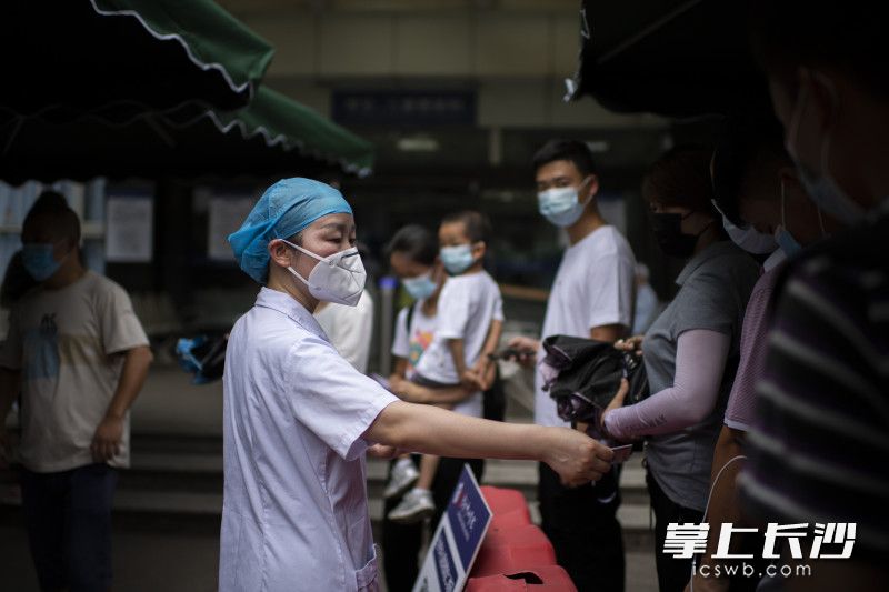 医护人员在对市民进行引导。