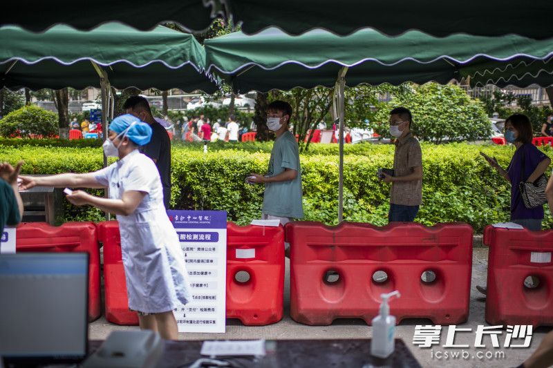 市民在有序进入到核酸采集区域。