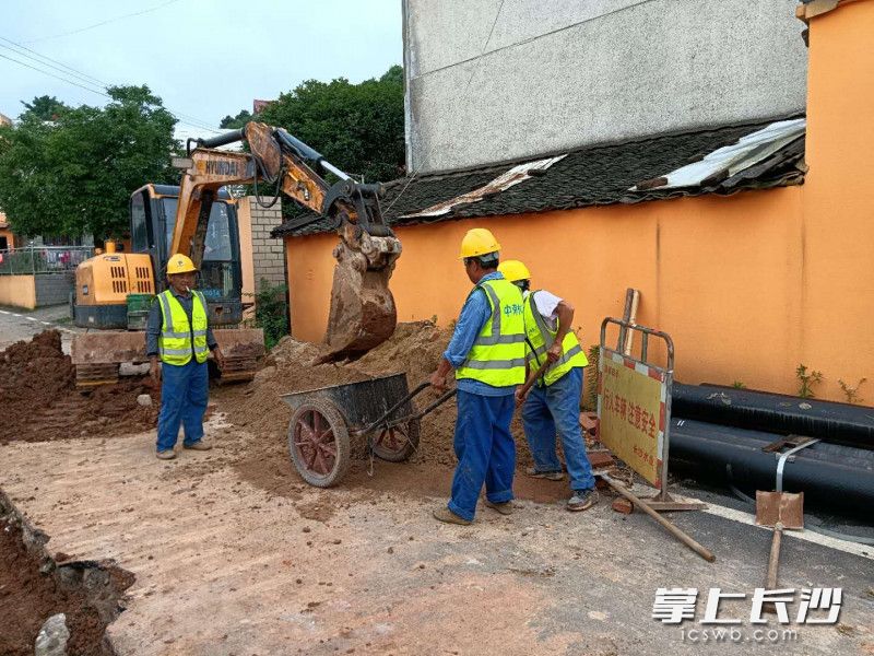 暮云街道暮云新村自来水安装机械施工现场。长沙晚报通讯员 王鹏芝 供图