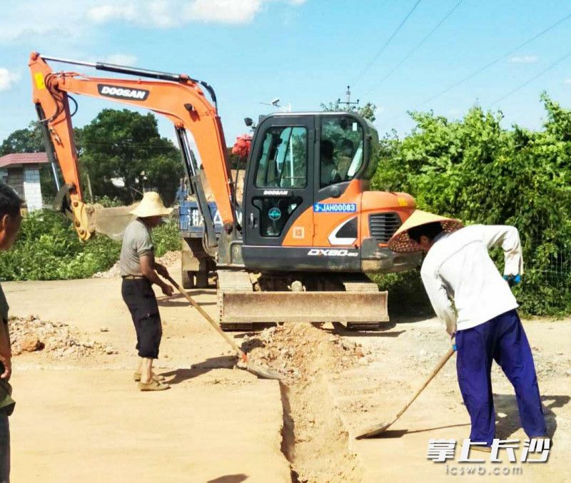 天心区暮云片区自来水工程施工现场。长沙晚报全媒体记者 王斌 摄