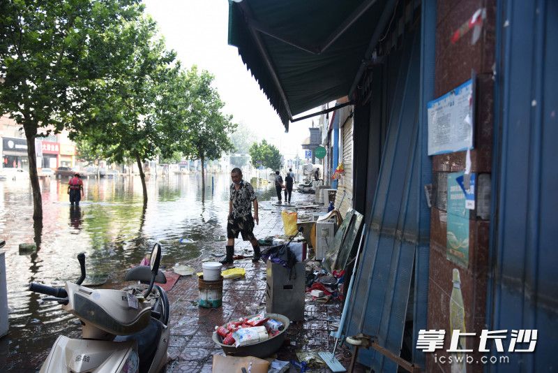 当前，卫辉市城区水位逐渐下降，市民逐渐重返家园。
