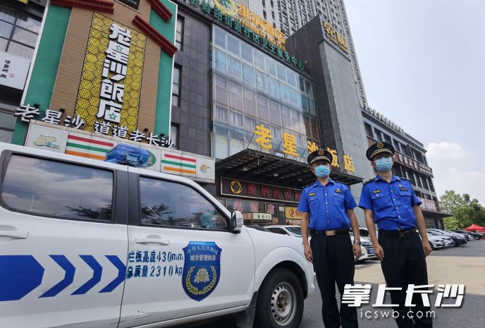 天心区城管执法队员朱小帅和同事在疫情防控一线值守。均为通讯员 杜治锐 供图