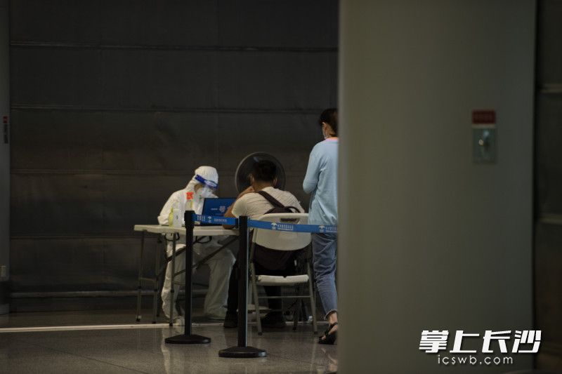 在黄花机场流调处，工作人员正在对人员情况进行仔细调查。