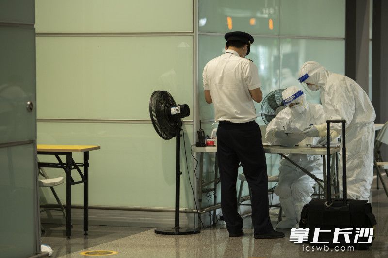 在黄花机场流调处，工作人员正在对人员情况进行仔细调查。