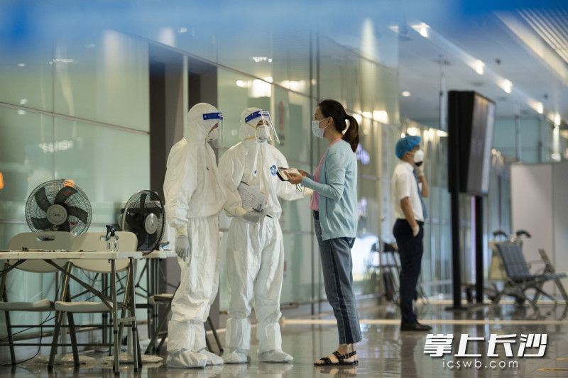 在黄花机场流调处，工作人员正在对人员情况进行仔细调查。