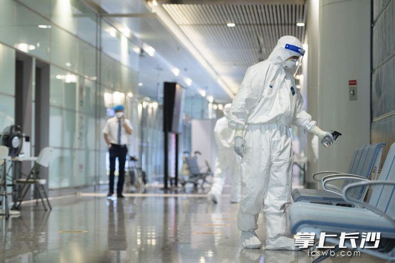 工作人员正在机场等候区进行消毒。