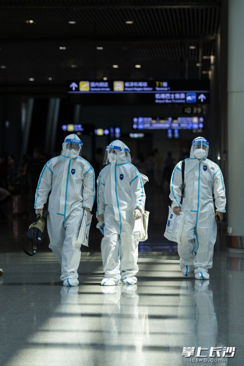 工作人员准备进场进行轮换。