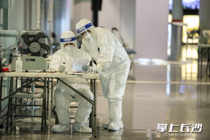 在黄花机场流调处，工作人员正在对人员情况进行仔细调查。