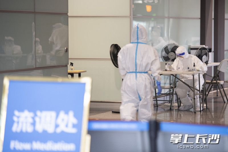 在黄花机场流调处，工作人员正在对人员情况进行仔细调查。