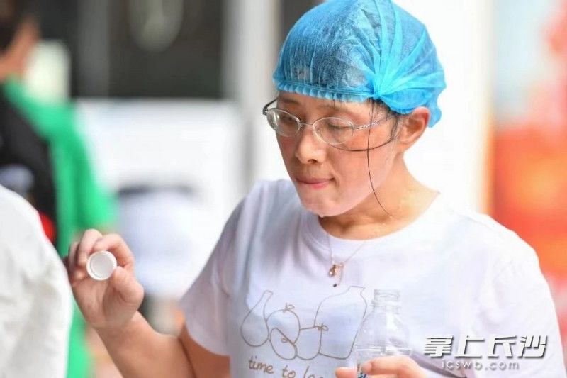 高温中的这位护士大汗淋漓。长沙晚报通讯员 张倞 摄