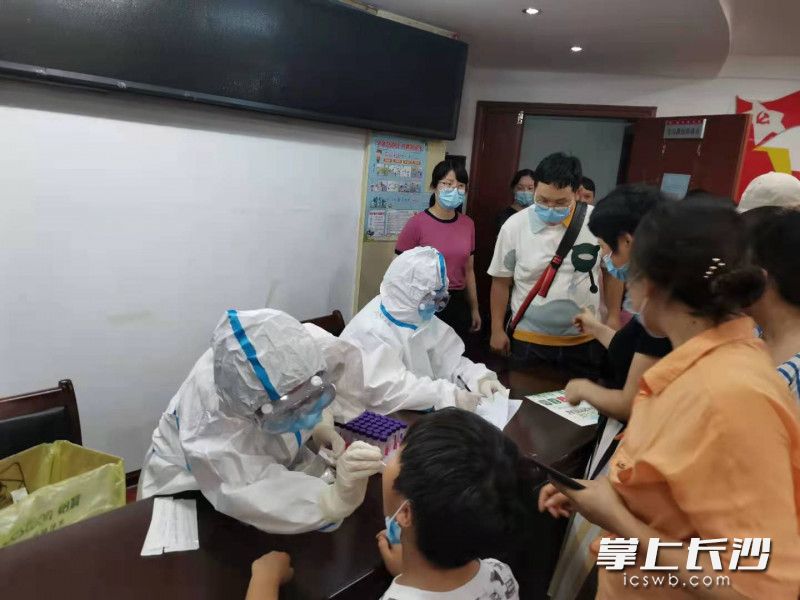 护士们有条不紊地进行检测。长沙晚报通讯员 张倞 摄