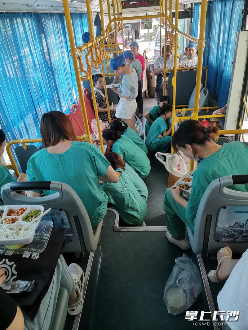 饿了就在车上吃个盒饭，再接续奋斗。长沙晚报通讯员 张倞 摄
