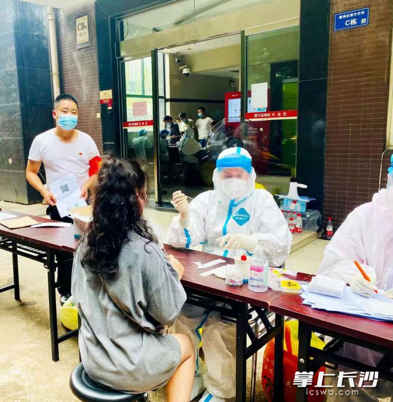 残疾人党员代表汤俊杰（左一）参与疫情防控。长沙晚报全媒体记者 王斌 摄