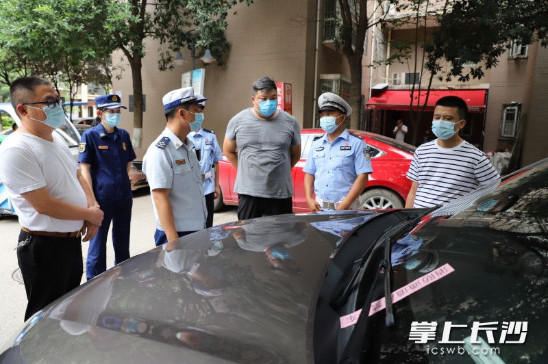 在和沁园小区，检查组对占用消防车通道的车辆进行处置。均为长沙晚报通讯员 郑红桂 摄