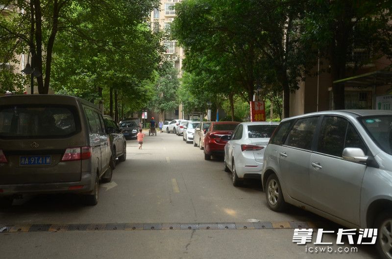 该小区道路两旁停满车辆，消防车寸步难行。