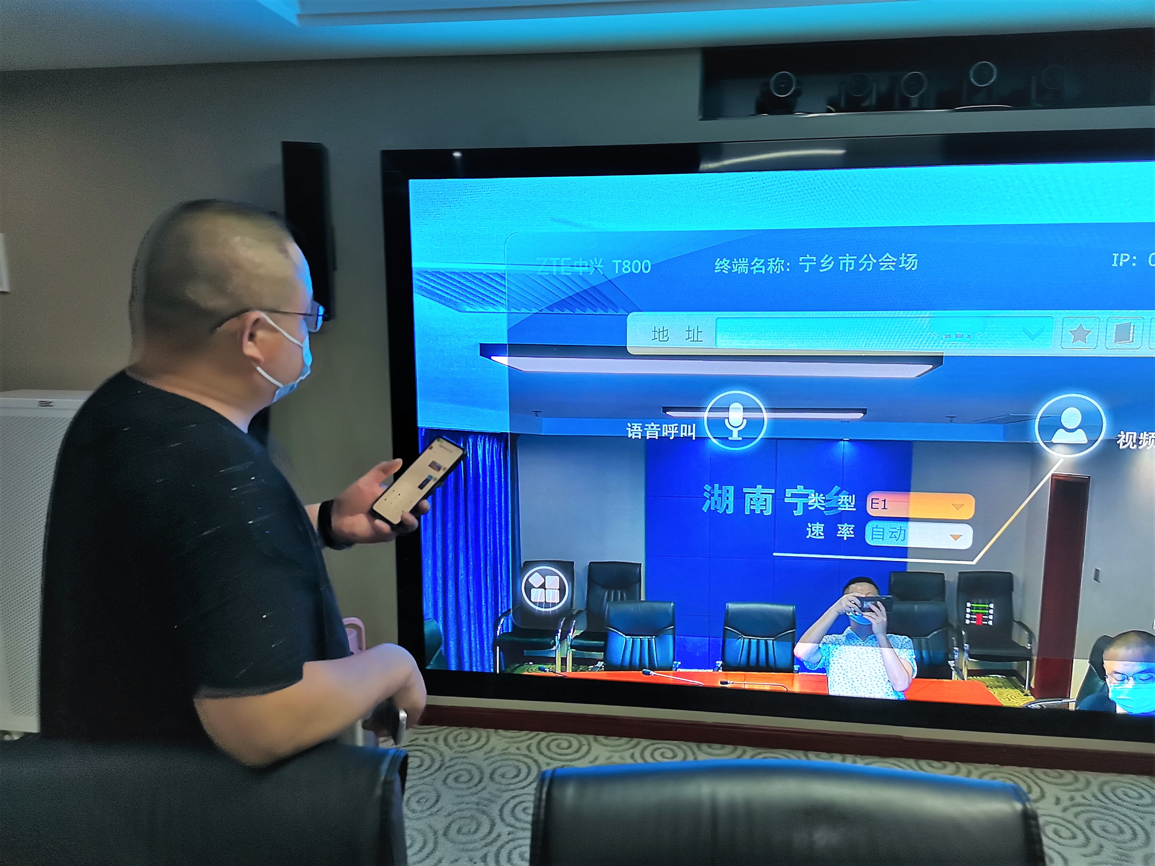 为确保省市关于防疫工作的各项要求和举措在第一时间落实到位，宁乡市数据资源中心工作人员对每次视频会议全程值守，做好技术保障。受访方供图