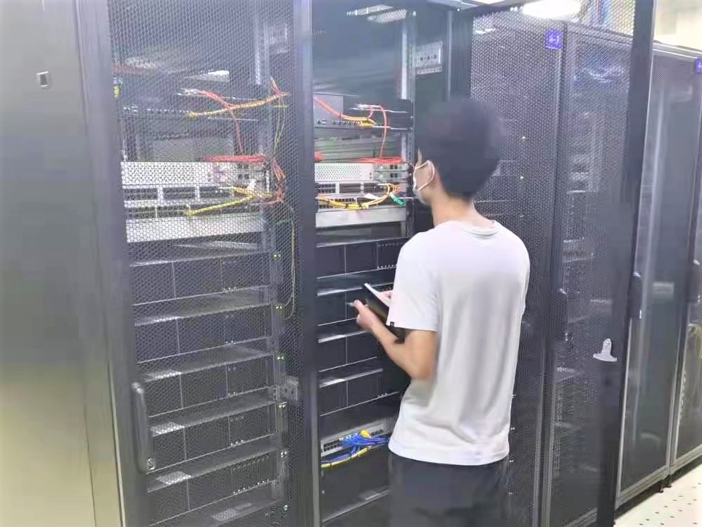 7月30日晚，“智慧宁乡”APP有300多万人访问浏览，宁乡市数据资源中心组织员工通宵加班，进行APP运行环境流量扩充、优化代码、提高访问速度。受访方供图