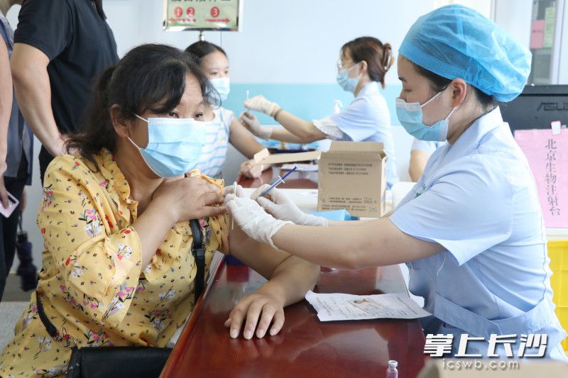 截至7月31日，长龙街道已完成接种人数达88144人。 长沙晚报全媒体记者 周游 通讯员 阮霖浩 摄