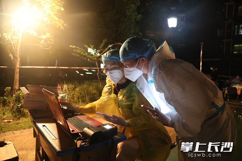 核酸检测应急演练现场，工作人员在核对信息。