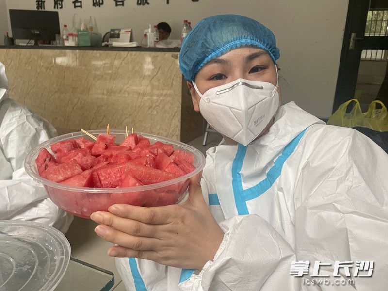 宁乡居民给开展核酸采集工作的医护人员送来的西瓜。   受访者供图