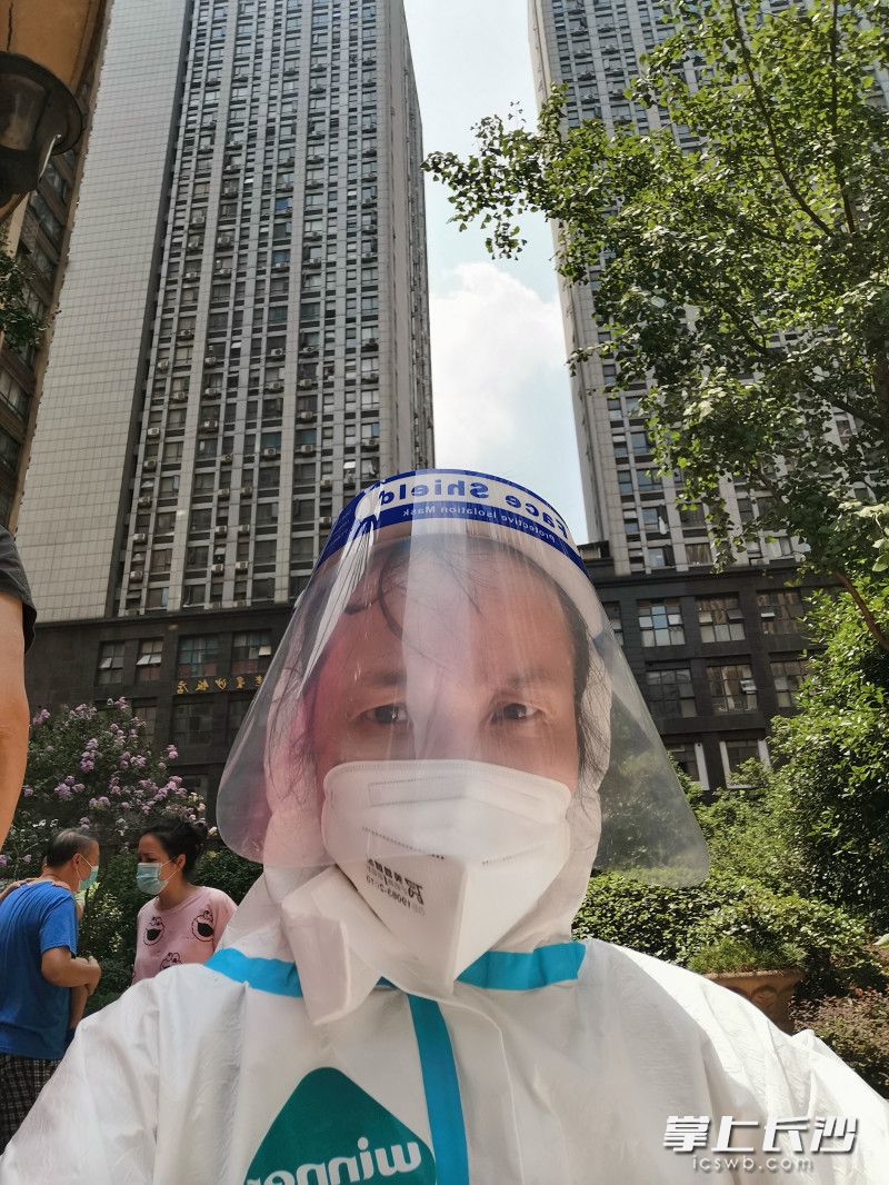 正在防疫一线的唐香军。长沙晚报全媒体记者 王斌 摄