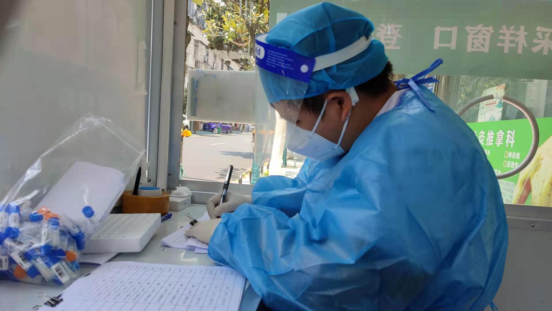钟珂这些天一直忙于给市民做核酸检测。均为受访者供图