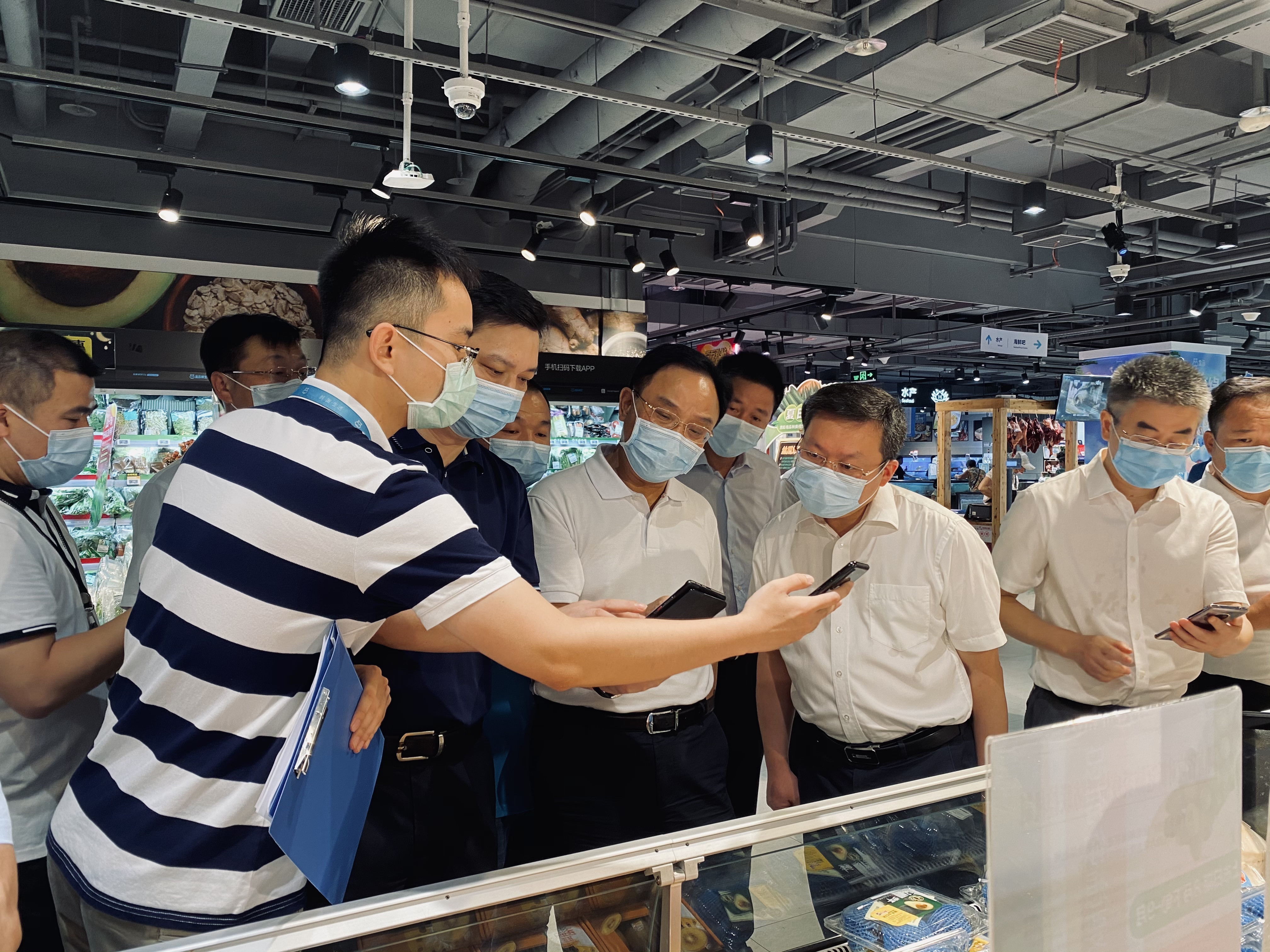 今天，湖南省市场监管局局长向曙光带队在长沙督查超市、药店、餐饮业的疫情防控情况。全媒体记者  周辉霞摄