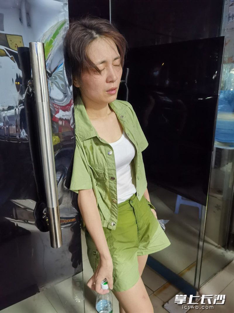 7月30日的凌晨3点，吕晴和同事一起被换班。脱下防护服，吕晴只觉得一阵晕眩，赶紧靠在一张玻璃门上，这一幕被人拍了下来，发布在朋友圈里。
