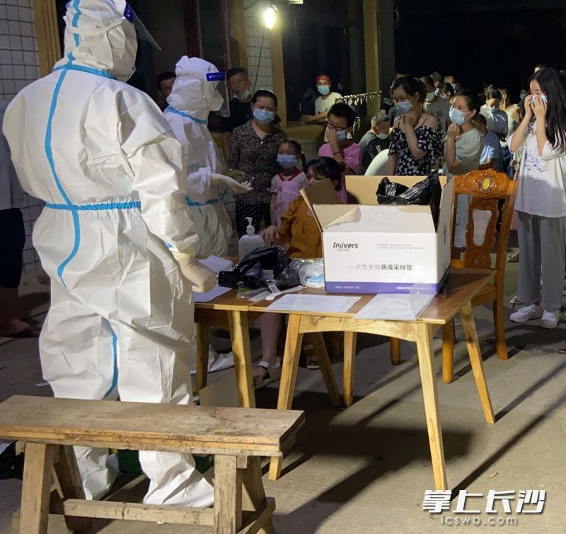 7月29日晚，吕晴（左二）在采样。沩丰社区 供图