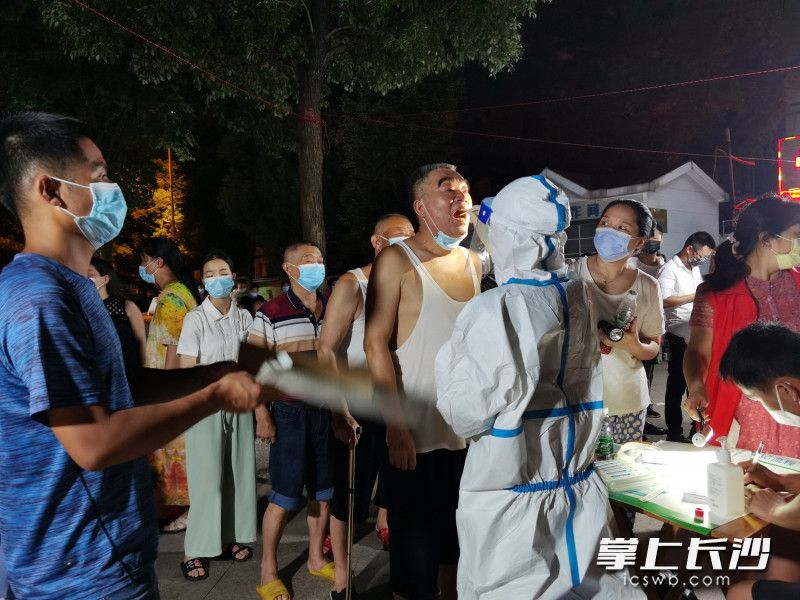 30多个小时，宁乡出动700多名医卫人员，做完了38万多人次的核酸检测取样。通讯员 章雅丽 摄